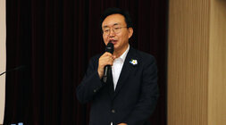 제13회 더 큰 나주아카데미 나주시장의 인사말 모습 정면 근접촬영