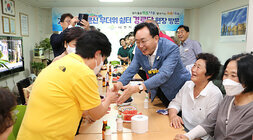 무더위 쉼터 현장 점검 나주시장이 경로당을 방문하여 여성 어르신과 두손으로 악수를 나누는 모습 나주시장이 활짝 웃고 있다