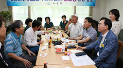 무더위 쉼터 현장 점검 나주시장이 맞은편 남성 어르신의 건의사항을 경청하고 있는 모습