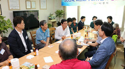 무더위 쉼터 현장 점검 나주시장이 대각선 맞은편 남성 어르신의 건의사항을 듣고 잇는 측면 모습 경로당 어르신들의 앉아 있는 모습도 함께 보인다