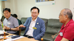 무더위 쉼터 현장 점검 나주시장이 건의사항에 대해 한손을 가슴 밑 높이로 올리고 미소를 지으며 답변을 하고 있고 옆의 남성 어르신이 듣고 있는 모습