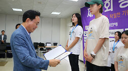 봉황기 전국 사격대회 시상식 나주시장이 봉황기 사격대회에서 여성 단체 1위팀에 김예지 선수에게 메달을 목에 걸어주고 있는 모습