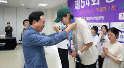 봉황기 전국 사격대회 시상식 나주시장이 여성 단체 1위팀 김예지 선수에게 트로피를 전달하고 있는 모습