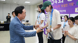 봉황기 전국 사격대회 시상식 나주시장과 여성 단체팀 1위, 2위, 3위팀과 함께 손으로 브이를 하며 기념촬영을 하고 있는 모습