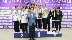 봉황기 전국 사격대회 시상식 나주시장이 김예지 선수와 환영의 피켓을 들고 함께 기념촬영을 하고 있는 모습