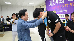 봉황기 전국 사격대회 시상식 나주시장이 남성 단체 1위팀 선수에게 메달을 목에 걸어주고 있는 모습