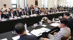 제13차 전남 시장, 군수 협의회 정례회 회의를 위해 전남 22개 시장, 군수, 부단체장이 자리에 앉아 있는 모습 측면 촬영