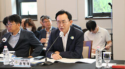 제13차 전남 시장, 군수 협의회 정례회 자리에 앉아 있는 나주시장이 건의사항을 전달하고 있는 모습