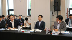 제13차 전남 시장, 군수 협의회 정례회 나주시장이 협의회 회장과 건의사항에 대해 의견을 주고 받고 있는 모습