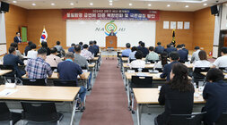 민주평화통일자문회의 정기회의 나주시장의 인사말 모습과 참석자들의 앉아 있는 모습 회의장 중간지점에서 촬영