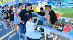 나주 빛가람 하이볼 페스티벌 행사장에 마련된 부스에서 하이볼을 제조하여 휠체어를 탄 시민에게 전달하고 있는 모습