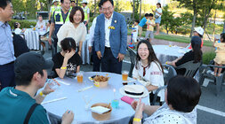 나주 빛가람 하이볼 페스티벌 나주시장이 행사장에 마련된 원형테이블에 앉아 있는 시민들과 인사를 나누며 활짝 웃고 있는 모습