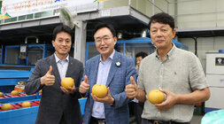 추석 명절 배 선과장 방문 나주시장과 농협나주시지부장 및 관계자와 한손엔 배를 들고 한손은 엄지를 치켜 세우며 기념촬영을 하고 있는 모습