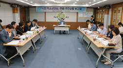 시민 직소상담실 민원 추진상황 보고회 회의를 위해 나주시장과 담당 간부공무원 12명이 자리에 앉아 있는 모습 전면