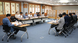 시민 직소상담실 민원 추진상황 보고회 나주시장 뒷편 좌측면에서 촬영한 보고회 모습 간부들의 앉아 있는 모습도 보인다