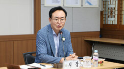 시민 직소상담실 민원 추진상황 보고회 좌측면에서 촬영한 나주시장의 당부의 말 모습