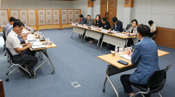 시민 직소상담실 민원 추진상황 보고회 회의를 주재하는 나주시장의 뒷편 좌측면에서 촬영한 보고회 모습 간부들이 앉아 있는 모습도 보인다