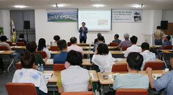 2024년 영산강 인문아카데미  나주시장과 강사 및 수강생 전체 화이팅을 외치며 기념촬영을 하는 모습