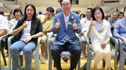 파리올림픽 금메달리스트 안세영 선수 나주 환영행사 왼쪽부처 안세영 선수, 나주시장. 나주시장 배우자가 행사장 앞줄에 앉아서 엄지를 치켜세우고 있는 모습