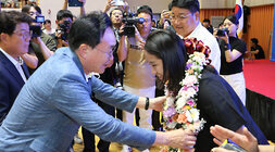 파리올림픽 금메달리스트 안세영 선수 나주 환영행사 나주시장이 안세영 선수에게 환영의 꽃다발을 안겨 주고 있는 모습