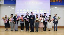 9월 정례조회 나주시장이 시상을 받은 남, 녀 어르신 등 시상자 10명과 함께 시상이 끝난 후 기녀촬영을 하고 있는 모습