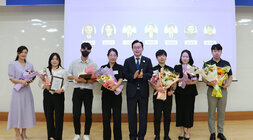 9월 정례조회 나주시장이 시상을 받은 남, 녀 직원 등 7명과 기념촬영을 하고 있는 모습