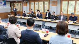 금라회 9월 정례회의 마주보고 앉아 있는 기관장들 뒷편에서 촬영한 나주시장의 인사말 모습 