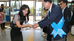 공무원 노조와 함께하는 추석맞이 청렴캠페인 나주시장이 현관 로비로 출근을 하고 있는 여직원에게 청렴 관련 물품을 나눠주고 있는 모습