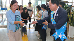 공무원 노조와 함께하는 추석맞이 청렴캠페인 시청 현관 로비에서 여성 직원분이 나주시장의 청렴 홍보 물품을 받고 있는 모습과 뒤로 출근하는 직원들이 보인다