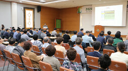 2024 나주영산강축제 시민설명회 나주시청 간부공무원이 정원에 대해 PPT를 활용하여 시민들에게 설명을 하고 있는 모습