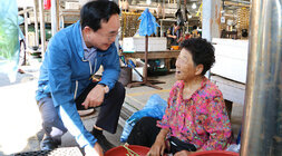 추석 명절맞이 영산포 풍물시장 장보기 행사 나주시장이 시장 한쪽 바닥에서 나물을 팔고 계시는 여성 어르신과 마주보며 대화를 나누고 있는 모습