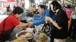 추석 명절맞이 영산포 풍물시장 장보기 행사 나주시장이 건어물을 팔고 계시는 여성 상인분과 두소능ㄹ 마주잡고 인사를 나누는 모습