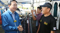추석 명절맞이 영산포 풍물시장 장보기 행사 나주시장이 의류를 판매하는 남성 상인분과 서서 미소를 지으며 대화를 나누는 모습
