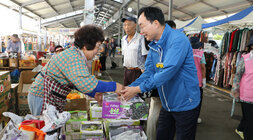 추석 명절맞이 영산포 풍물시장 장보기 행사 과일을 판매하고 있는 여성 상인분에게서 포도 한박스를 구매하고 건네받고 있는 나주시장의 모습