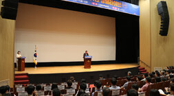 2024년 청렴라이브 교육 나주시장의 인사말 모습과 참석자들이 앉아 있는 모습 좌측면에서 촬영