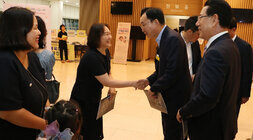 광주CBS주최 육아포럼 나주시장이 포럼장 입구에서 한 여성분과 악수를 나누며 인사를 하고 있는 모습