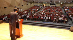 광주CBS주최 육아포럼 인사말을 하고 있는 나주시장의 뒷편에서 촬영한 나주시장의 뒷모습과 참석자들의 앞모습