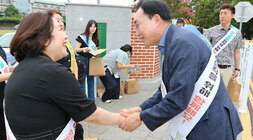 민, 관, 경 합동 어린이 교통안전 캠페인 중앙초교 앞에서 나주시장과 나주중앙초교 교장이 악수를 나누며 인사를 하고 있는 모습