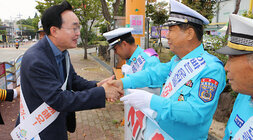 민, 관, 경 합동 어린이 교통안전 캠페인 나주시장이 모범운전자회 남성 회원분의 한손을 두손으로 맞잡고 인사를 나누는 모습