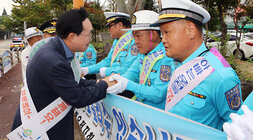 민, 관, 경 합동 어린이 교통안전 캠페인 나주시장이 현수막을 펼치고 캠페인을 벌이고 있는 모범운전자회 남성 회원분과 두손을 맞잡으며 인사를 하고 있는 모습