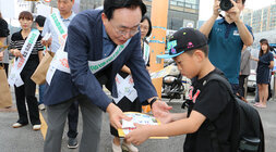 민, 관, 경 합동 어린이 교통안전 캠페인 나주시장이 모자를 쓴 남자 어린이에게 홍보전단지를 전달하며 캠페인을 벌이고 잇는 모습