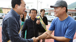 추석 명절맞이 세지5일장 장보기 행사 나주시장이 세지면 5일시장을 방문하여 남성 상인분과 악수를 나누고 있는 모습 