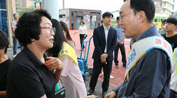 추석 명절맞이 세지5일장 장보기 행사 나주시장이 5일장에서 만난 여성 분과 손을 잡으며 대화를 나누는 모습