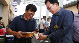 추석 명절맞이 세지5일장 장보기 행사 나주시장이 5일장의 남성 상인분에게 시원한 물을 종이컵에 받고 있는 모습