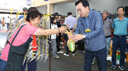 추석 명절맞이 세지5일장 장보기 행사 나주시장이 5일장 자판의 여성 상인에게 메추리알을 구입하고 건네 받고 있는 모습