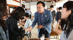 켄텍 총학생회 리더십 트레이닝 행사  나주시장이 행사장에 도착하여 켄텍 학생과 악수를 나누며 인사를 하고 있는 모습