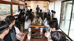 켄텍 총학생회 리더십 트레이닝 행사 나주시장이 행사장 앞쪽에서 마이크를 잡고 인사말을 하고 있는 모습과 켄텍 학생들이 자리에 앉아 듣고 있는 모습