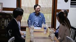 켄텍 총학생회 리더십 트레이닝 행사 나주시장과 학생회 간부 학생들이 따로한 자리에서 대화를 하고 있는 모습 가운데 나주시장이 앉아 있고 양 옆으로 학생들이 앉아 있다