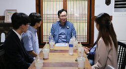 켄텍 총학생회 리더십 트레이닝 행사 나주시장과 학생회 간부들의 대화 모습