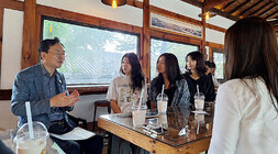 켄텍 총학생회 리더십 트레이닝 행사 나주시장이 카페에 마련된 행사장에서 켄텍 학생들과 앉아서 대화를 나누고 있는 모습